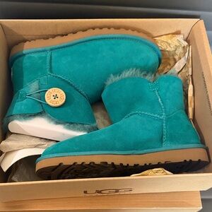 NIB UGG mini Bailey button size 6